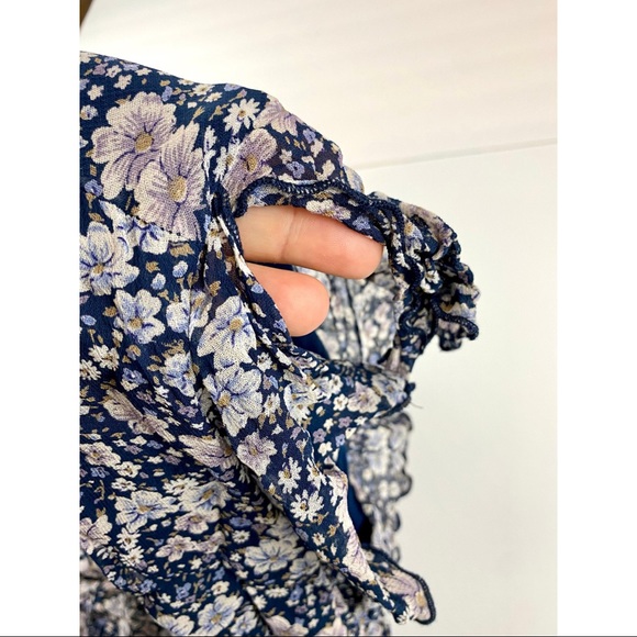 ⭐️A.M.I.⭐️ Women’s Blue Capped Sleave Blouse, Size L - Picture 4 of 8